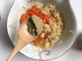 6、面条鸡蛋卷,碗里加入面条、西葫芦、切丝的胡萝卜，鸡蛋、猪肉松，少许黑芝麻牡蛎粉