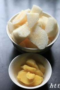 1、生姜蜜梨汤,雪梨洗净去皮切块，生姜洗净去皮切块，待用