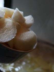 3、生姜蜜梨汤,将雪梨块倒入煲中一起煮