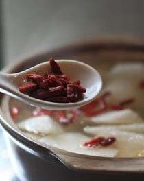 5、生姜蜜梨汤,等雪梨汤沸起转小火，加入枸杞