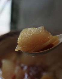 6、生姜蜜梨汤,再煲20分钟左右，此时汤汁泛黄且变浓稠，即可关火取食