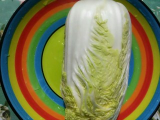 1、侗乡酸白菜,白菜洗净，外层的叶子撕掉。