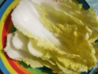 2、侗乡酸白菜,把白菜一片一片剥离。