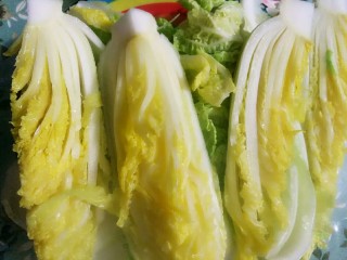 3、侗乡酸白菜,烧一锅开水，把叶子快速烫一下，马上捞起来，千万别烫久了，会烂。