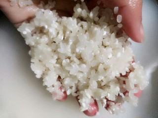 4、侗乡酸白菜,搓淘米水，直到水变乳白色。