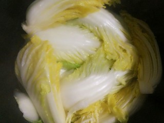 6、侗乡酸白菜,白菜层层叠放，最好放瓦罐，没有的话当陶瓷大碗都可以。