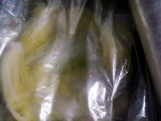9、侗乡酸白菜,盖上保鲜膜。
