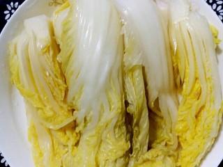 12、侗乡酸白菜,四天过去，酸白菜已经好了，吃多少拿多少，用水冲后拧干。