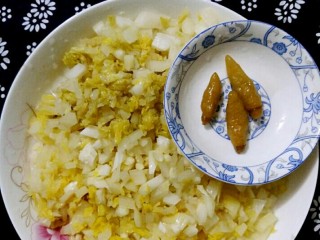 13、侗乡酸白菜,白菜剁碎，加几颗泡山椒，也剁细。
