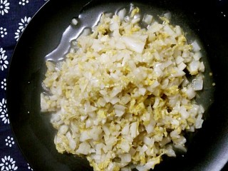 14、侗乡酸白菜,油烧好，加盐，下锅翻炒，炒到微缩水，装盘！酸爽的白菜新鲜出来啦！