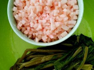 16、侗乡酸白菜,泡好之后，切碎。