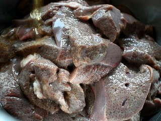 2、家常熘肝尖,然后将猪肝斜刀切片，淋勺料酒