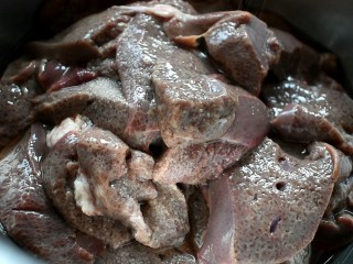 3、家常熘肝尖,撒一点点食盐