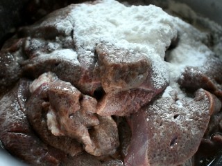 4、家常熘肝尖,加入2勺淀粉