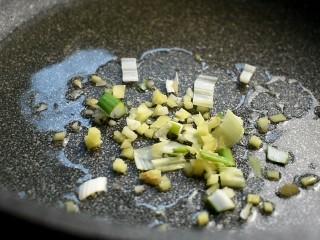 9、家常熘肝尖,锅中重新倒油，下入葱姜蒜末爆香