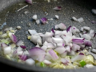 10、家常熘肝尖,接着倒入洋葱碎翻炒