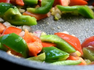 11、家常熘肝尖,翻炒几下后，倒入青红椒炒至稍稍变软