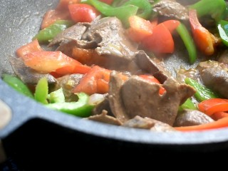 12、家常熘肝尖,将猪肝倒进去