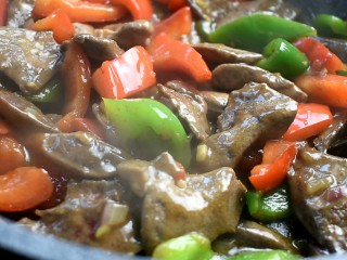 13、家常熘肝尖,倒上调好的料汁翻炒（料汁:1勺料酒 2勺生抽 1勺醋 1勺糖 一点点食盐 1勺淀粉）