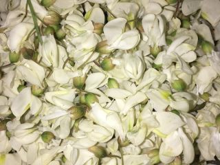 2、槐花饼,清洗槐花，沥水