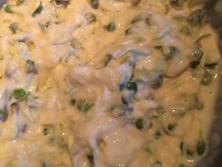 3、槐花饼,加入鸡蛋，盐，面粉，葱花，拌匀