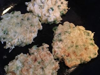 5、槐花饼,大约2-3分钟后，翻面煎另一面