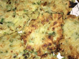 6、槐花饼,及时出锅，口感外焦里嫩