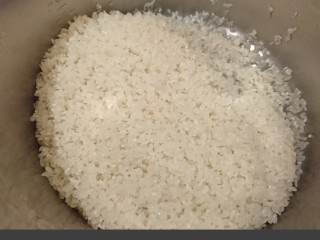 4、台式雞肉飯,先淘米，水滤干后讓她呼吸一下，5分鐘。