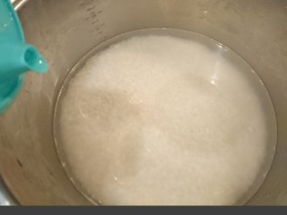 5、台式雞肉飯,加入正常量的“熱”水，再滴入沙拉油。