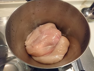 7、台式雞肉飯,雞胸肉放入鍋裡