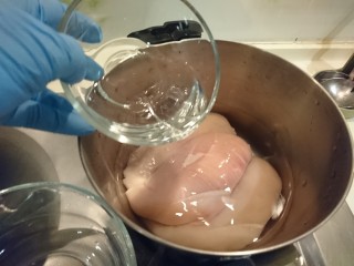 8、台式雞肉飯,加入3杯水。開火煮開。