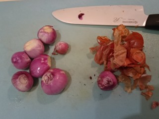 9、台式雞肉飯,紅蔥頭去頭尾，去皮。