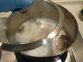 11、台式雞肉飯,雞胸肉這鍋水開加蓋轉小火煮5分鐘。