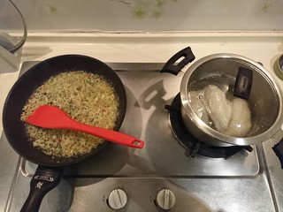 17、台式雞肉飯,雞胸肉時間到關火，悶著，15分鐘。紅蔥頭繼續拌炒。