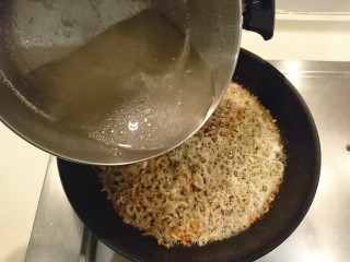 21、台式雞肉飯,在紅蔥頭裡加入剛剛的雞高湯。