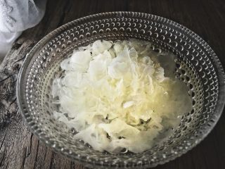 4、清热养颜的 皂角米银耳雪梨汤,银耳放入水中泡发(我泡了半小时)
