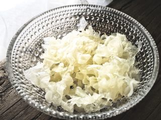 5、清热养颜的 皂角米银耳雪梨汤,泡好的银耳滤掉水