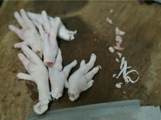 1、虎皮鸡爪,鸡爪用清水漂去血水，脚趾甲剁掉