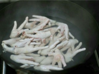 2、虎皮鸡爪,600毫升水，烧开，放入鸡爪和白醋，煮一分钟后捞出