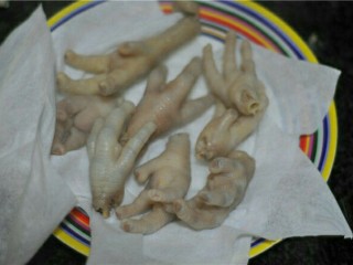 3、虎皮鸡爪,擦干水