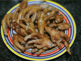 4、虎皮鸡爪,趁热抹上老抽