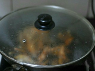 5、虎皮鸡爪,锅子放油，烧至六成热，盖上盖子，留个小缝，把鸡爪倒进去，马上盖好盖子