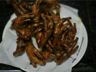 7、虎皮鸡爪,捞出沥油