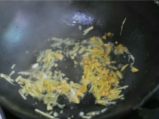 8、虎皮鸡爪,锅里留2勺底油，用小火炒香姜、蒜、八角、草果