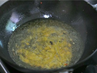 9、虎皮鸡爪,加入600毫升水（骨头汤最好）