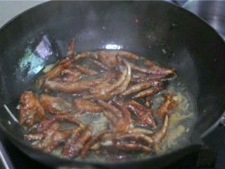 10、虎皮鸡爪,放入鸡爪，调入黄酒，酱油，中火烧开，加盖用小火焖30分钟