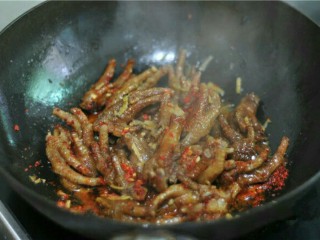 11、虎皮鸡爪,尝下咸淡，再调入适量的盐，用大火收干汁水即可