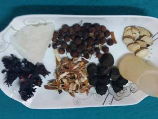 1、酸梅汤,除了冰糖，蜂蜜其余食材都清洗一下。