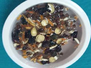 2、酸梅汤,洗净的食材放到容器中用600克水浸泡1小时以上。