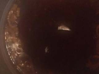 3、酸梅汤,汤锅放入600克水，倒入浸泡的食材和水烧开转中小火慢慢熬煮半个小时，再倒入适量的冰糖，适量的蜂蜜，挤入柠檬汁关火。